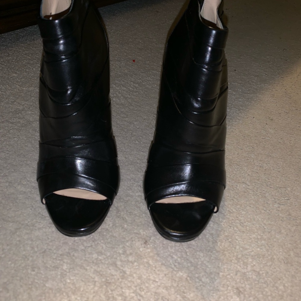 Christian Louboutin - Picture 7 of 8